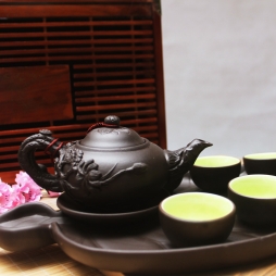 Bộ ấm chén tử sa bé đắp sen kèm khay lá sen