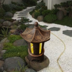 Đèn gốm Bát Tràng trang trí sân phong cách Nhật Bản