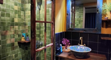 gạch men xanh rêu cổ