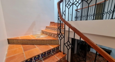 gạch gốm lát cầu thang