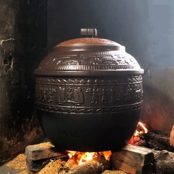 Nồi đất luộc bánh chưng Nồi đất luộc bánh chưng